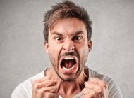 شوهر عصبانی که همسرش را داخل سطل زباله گیر انداخت + عکس