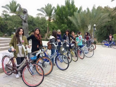 عکس های خوشگل و بی حجاب دختران عراقی در حال دوچرخه سواری