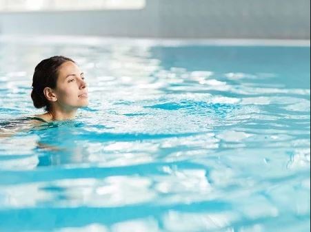 جلوگیری از عفونت واژن زنان در آب استخر کلردار